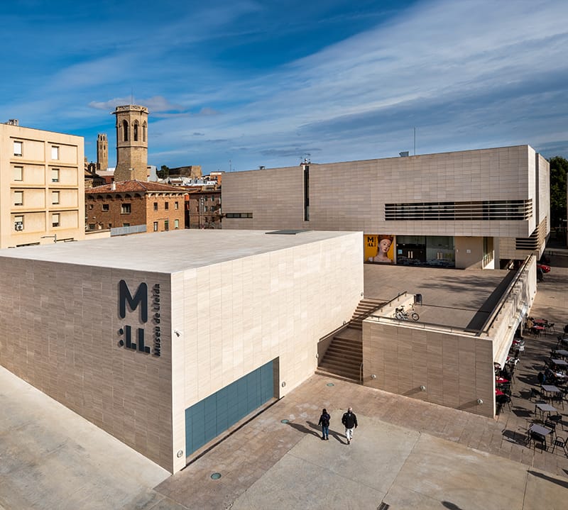 Exterior del Museu de Lleida con detalle arquitectónico, sede de la exposición itinerante del centenario CHE en la Sala Polivalent del centro histórico