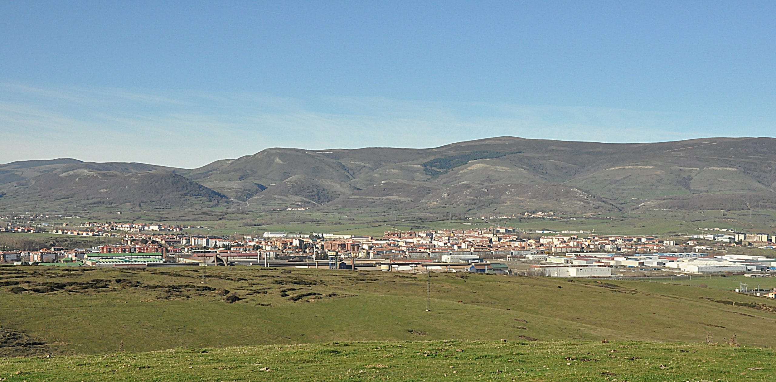 Vista panorámica de Reinosa en la comarca de Campoo, junto a las fuentes de Fontibre donde nace el Ebro y sede de la exposición itinerante del centenario CHE