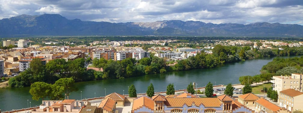 Río Ebro a su paso por Tortosa con el monumento a la Batalla del Ebro, entorno del Delta y sede de la exposición itinerante del centenario CHE en el Museu de Tortosa