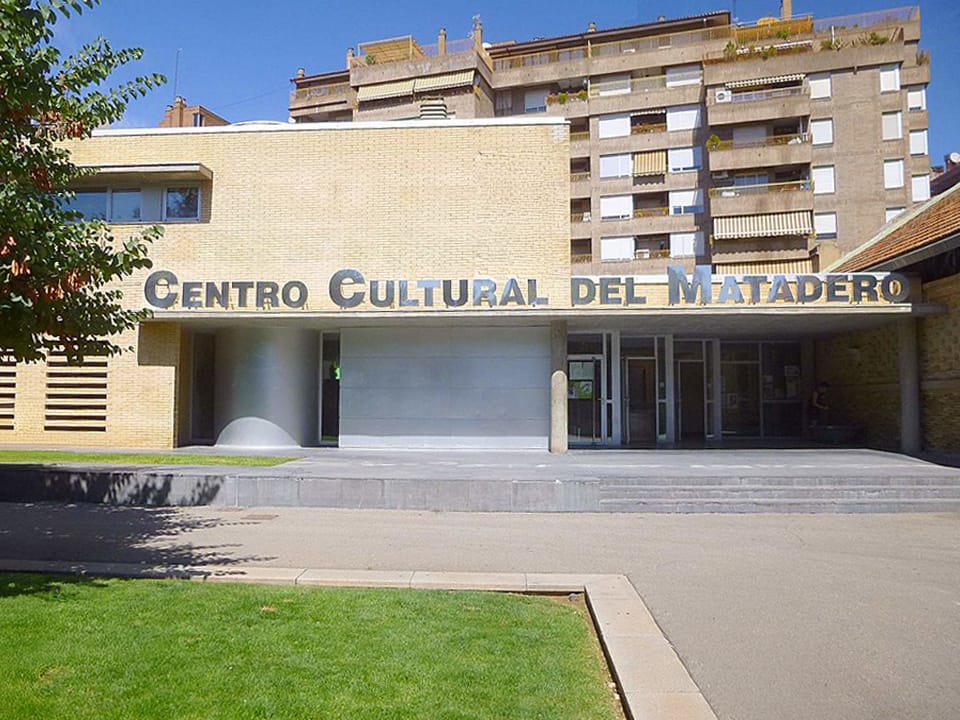 Centro Cultural Manuel Benito Moliner de Huesca, antiguo matadero catalogado como patrimonio cultural y sede de la exposición itinerante del centenario CHE