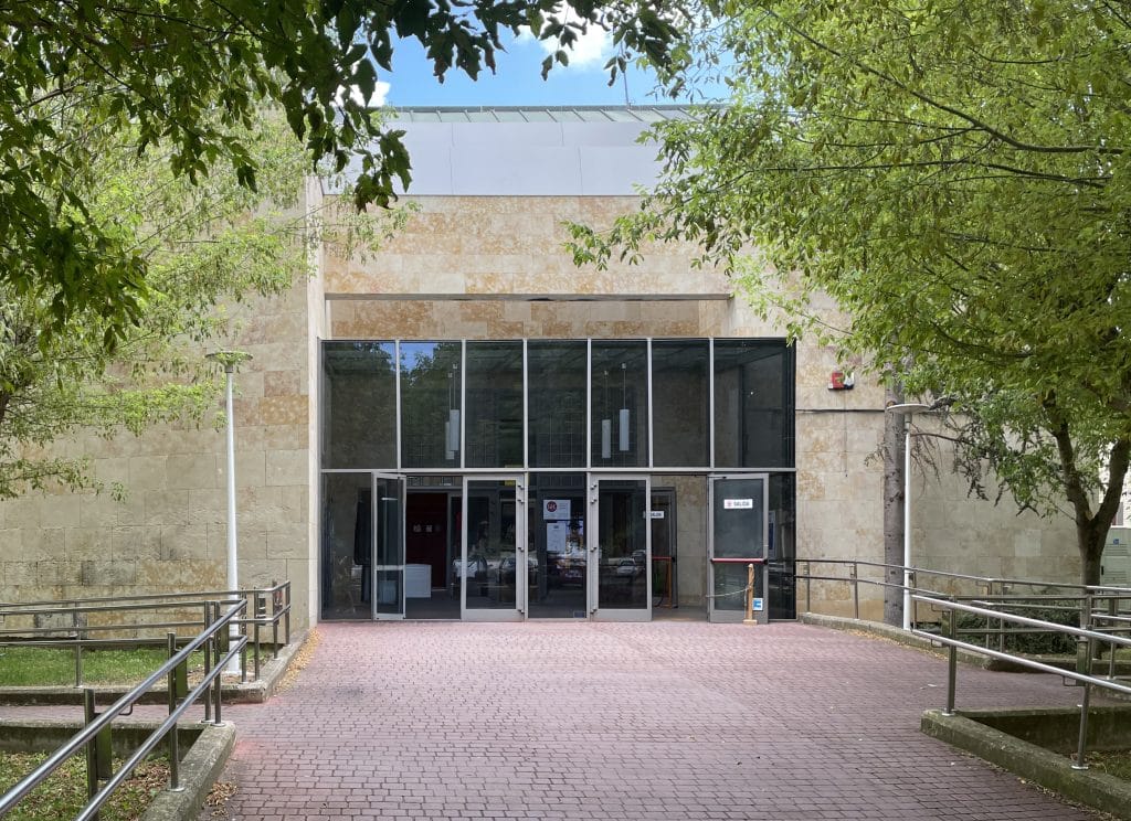 Casa de la Cultura de Miranda de Ebro, edificio cultural que acoge la exposición itinerante del centenario CHE sobre la gestión del agua en la cuenca del Ebro