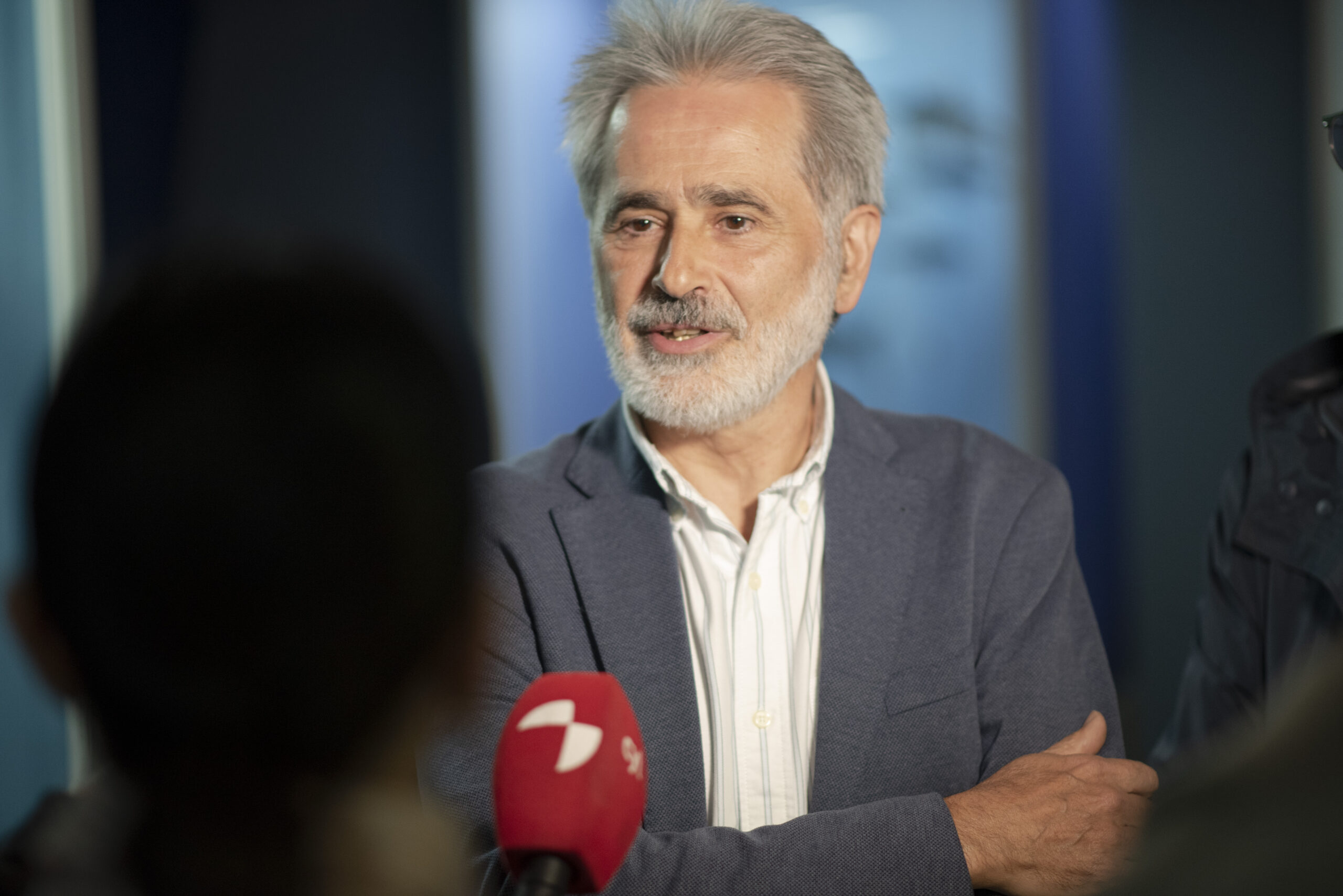 Javier San Román atiende a varios medios de comunicación antes del acto inaugural de la exposición Por la cuenca del Ebro en Miranda de Ebro.