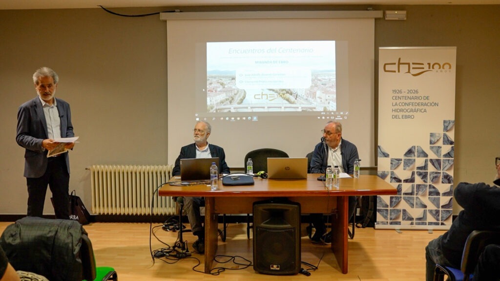 Javier San Roman presentando a Clemente Prieto y José Adolfo Álvarez