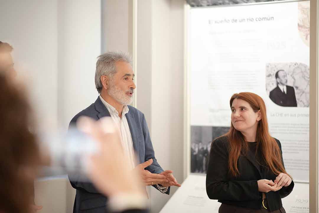 Javier San Román y Andrea Ballestín intervienen durante una visita guiada de la exposición Por la cuenca del Ebro en Miranda de Ebro.