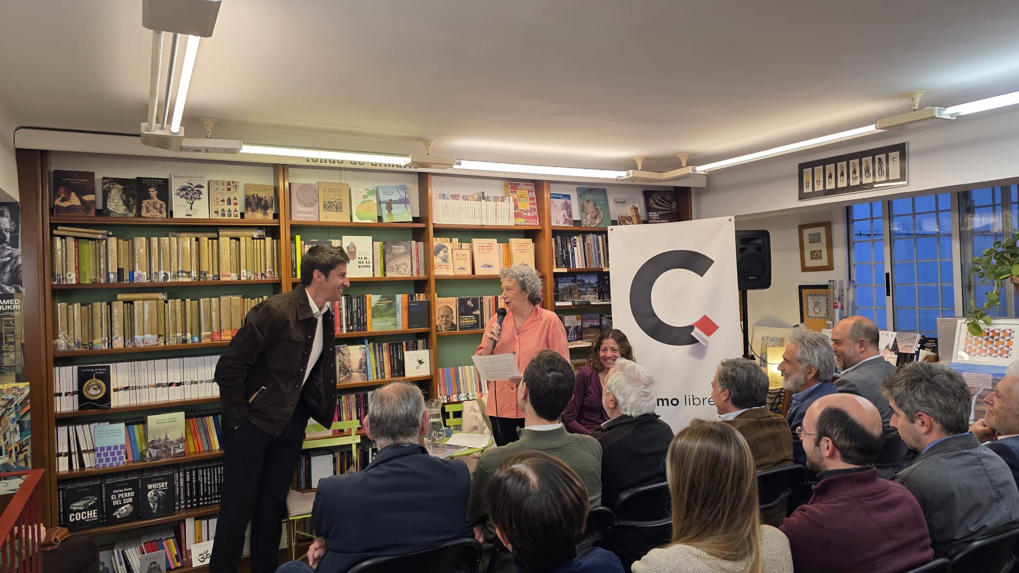 Marina_Fortuño_cediendole_la_palabra_a_Sergio_Sebastian