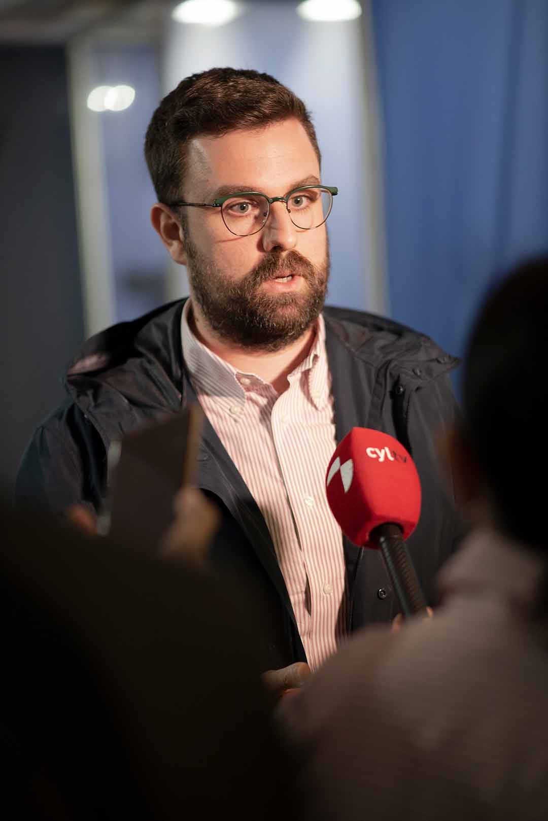 Pablo Gómez Ibáñez atiende a los medios de comunicación durante la inauguración de la exposición Por la cuenca del Ebro en Miranda de Ebro.