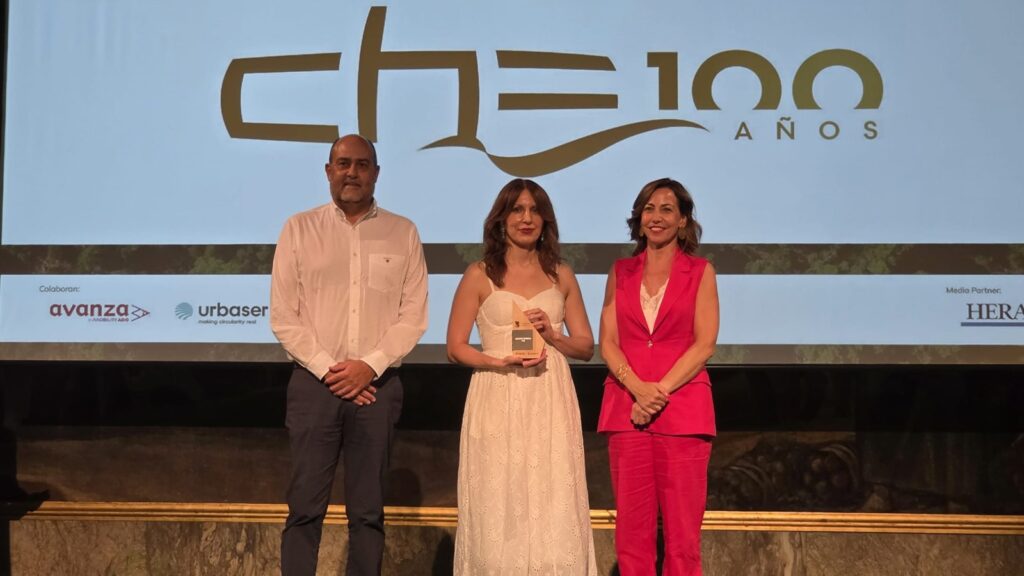 Carlos Arrazola y Carolina Marín recogen la mención especial a la CHE por su colaboración en El Bosque de los Zaragozanos.